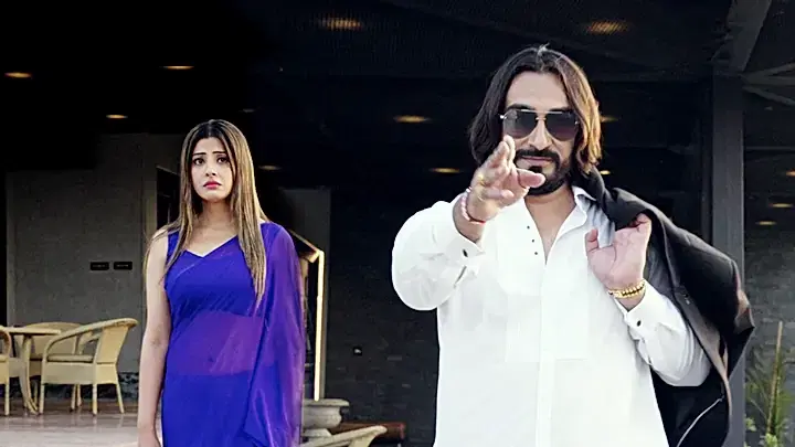 Main Khiladi Tu Anadi