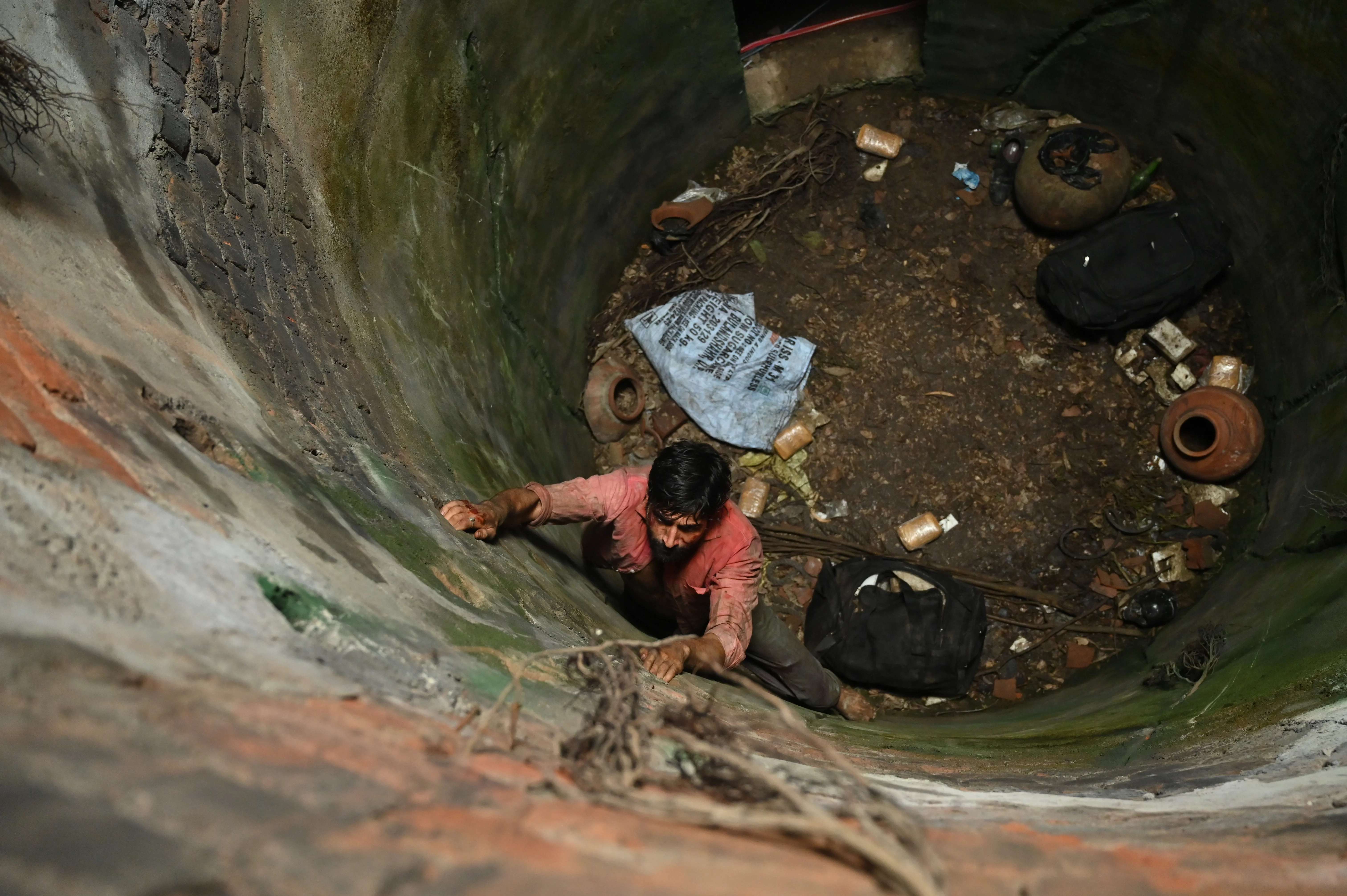 Man climbing the well wall in Vaada